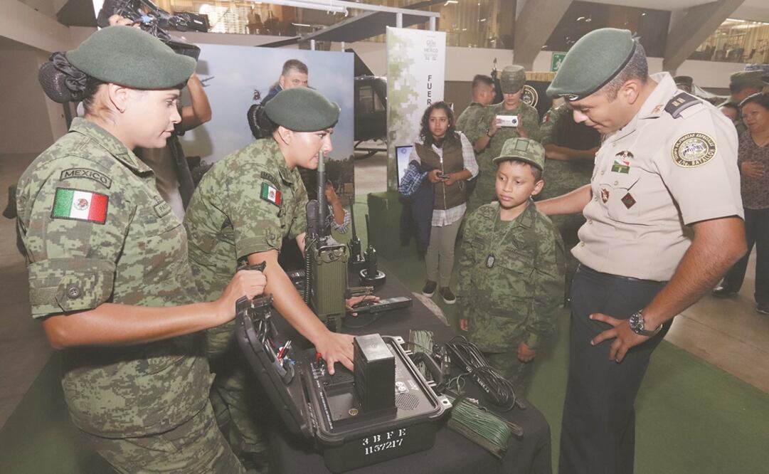 El menor convivió con distintos elementos de la Sedena, conoció a detalle los uniformes militares y hasta “piloto ” un avión. Fotos: OMAR CONTRERAS. EL UNIVERSAL