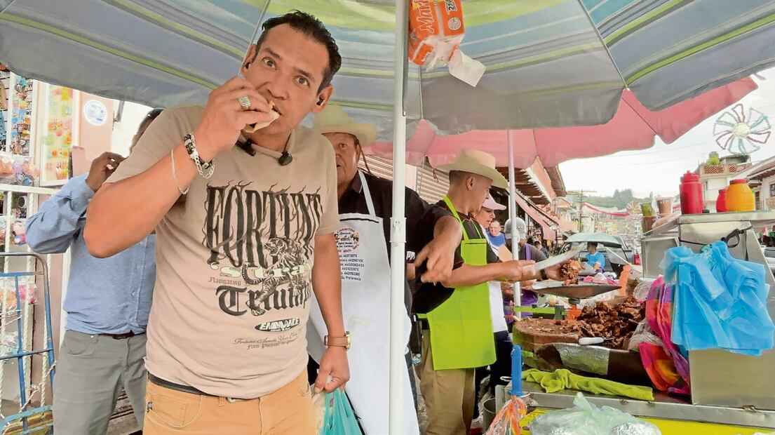 Acompañado de su mamá, Francisco viajó desde la ciudad de Guadalajara, Jalisco, para comer carnitas. Foto: Carlos Arrieta / EL UNIVERSAL