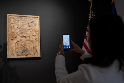 México recupera en Nueva York un dintel maya considerado patrimonio arqueológico; fue entregado por un empresario neoyorquino