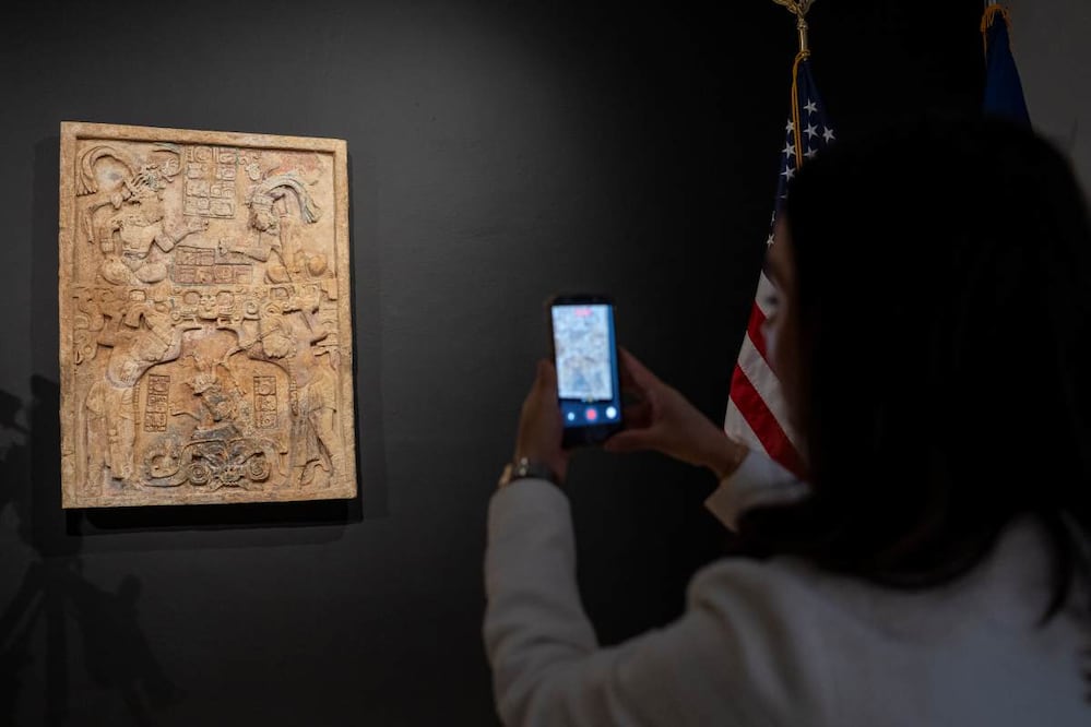 La pieza es un dintel maya tallado en piedra caliza, de alrededor de una tonelada, extraído de la región de Yaxchilán, en Chiapas, correspondiente al periodo Clásico mesoamericano (600-900 d.C.). Foto: EFE
