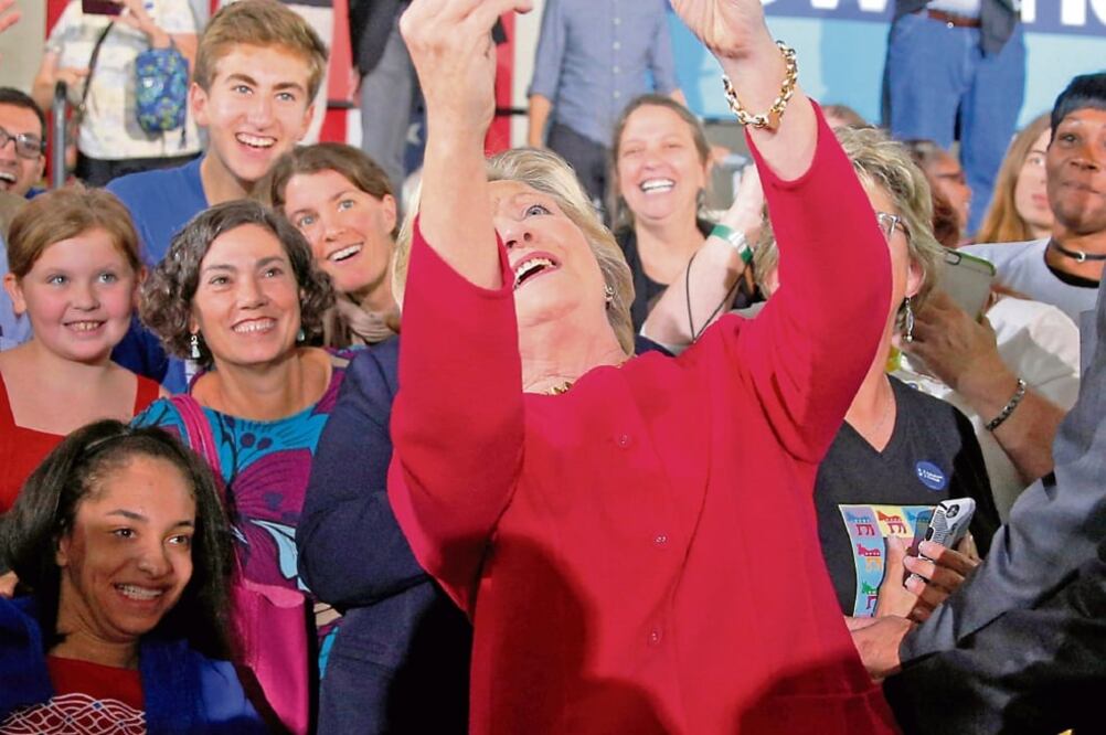 Hillary Clinton se toma una foto con sus seguidores en Haverford (BRIAN SNYDER. REUTERS)