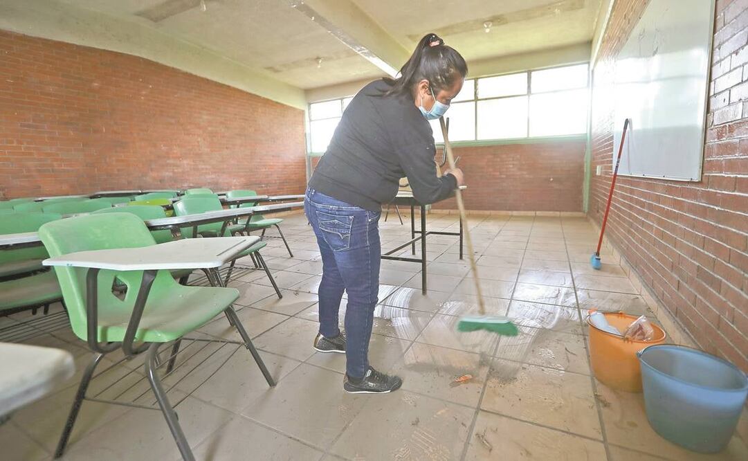 Ante el regreso a clases el próximo lunes en el Edomex, padres de familia y profesores han realizado limpieza en las escuelas. Foto: Jorge Alvarado/ El Universal.