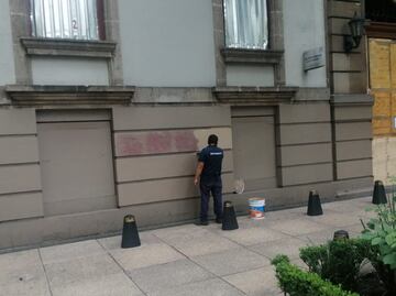 Realizan labores de limpieza en edificios y comercios dañados tras marcha por los 8 años del caso Ayotzinapa