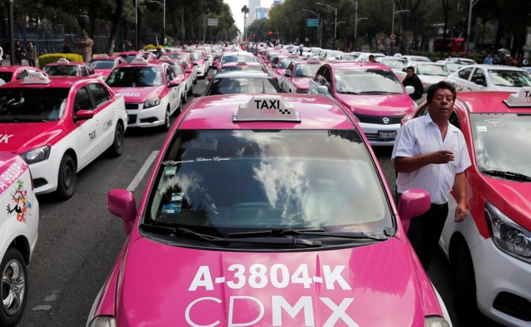 La mañana de este lunes integrantes del Movimiento Nacional Taxista (MNT) comenzaron a salir de mañana desde distintos puntos de la Ciudad de México para realizar un mitin en el Ángel de la Independencia