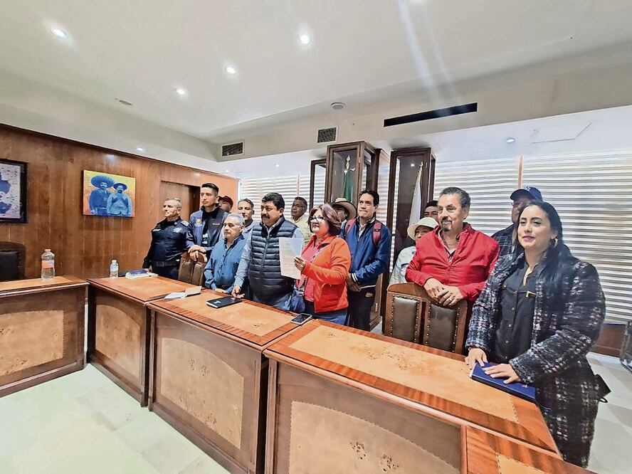 Un grupo de ejidatarios fue atendido en la sala de cabildos para buscar una solución. Foto: Especial
