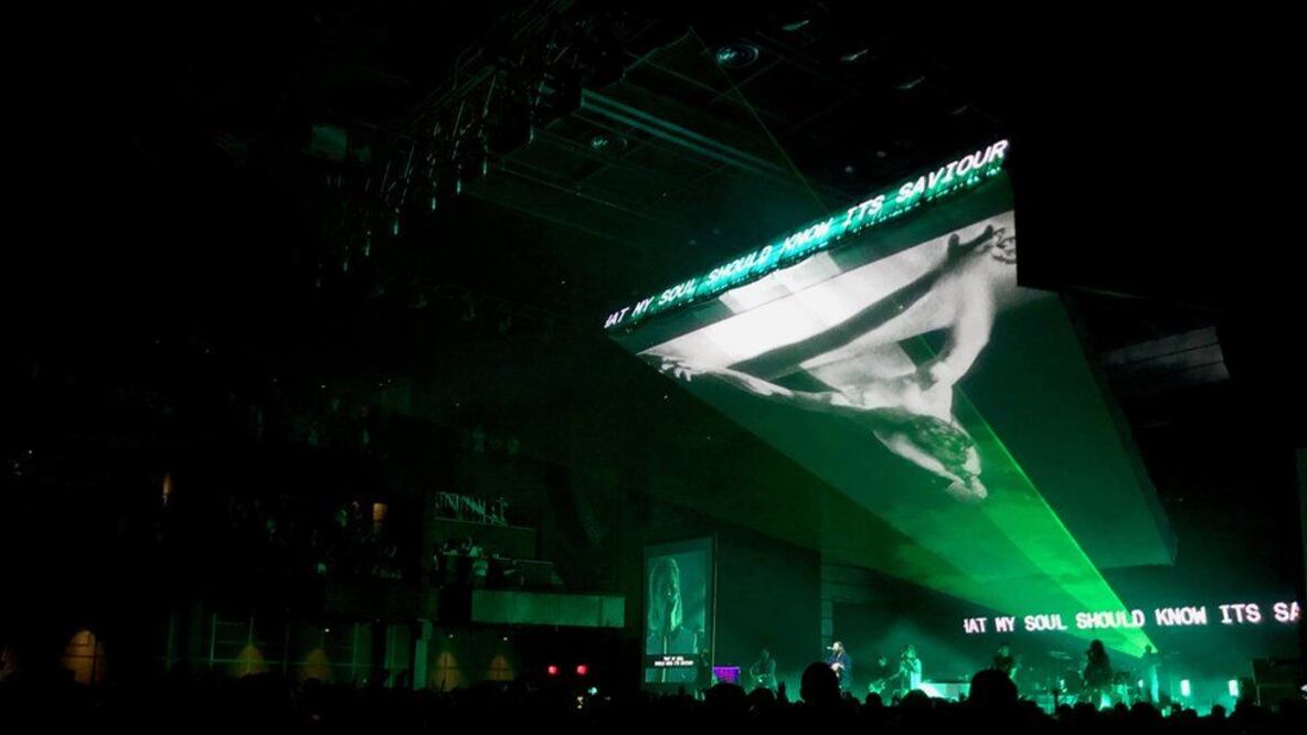 Una imagen de Jesús gigantesca sobre el escenario deja ver que no se trata de un concierto común y corriente. Foto: Cortesía 