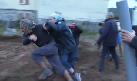 VIDEO. Monja taclea a un manifestante que se opone a construir una nueva iglesia en Francia