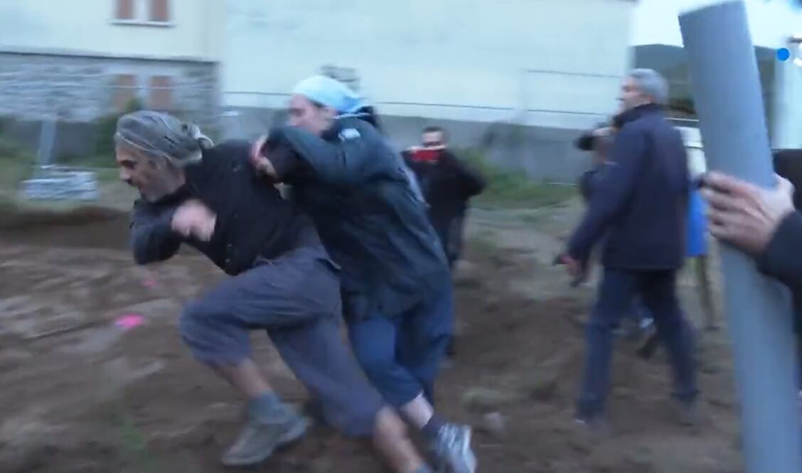 Monja taclea a activista climático en Francia. Foto: tomada de video