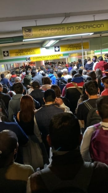 Falla en tren de Línea 3 del Metro provoca caos 