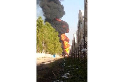 Toma clandestina provoca explosión en ducto de Pemex en Guanajuato; hay un herido