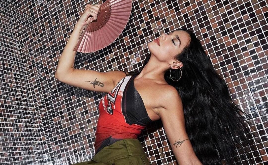 Dua Lipa inspira las manicuras más auténticas y ya luce un diseño para Navidad / Foto: Instagram @dualipa