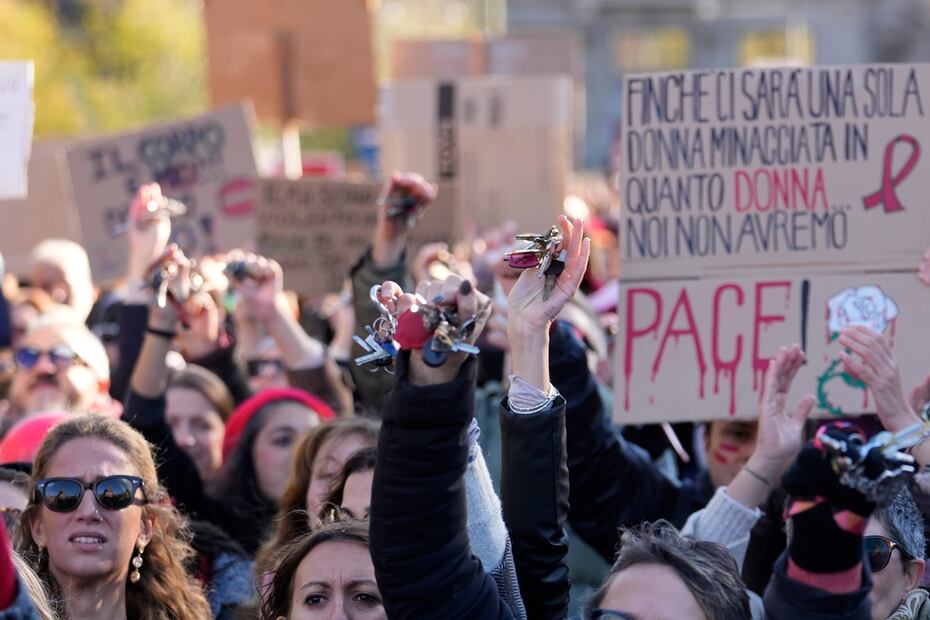 Las mujeres muestran pancartas y llaves durante una manifestación con motivo del Día Internacional para la Eliminación de la Violencia contra la Mujer, en Milán, Italia, el sábado 25 de noviembre de 2023. Se espera que miles de personas tomen las calles de Roma y otras importantes ciudades italianas. ciudades como parte de lo que los organizadores llaman una "revolución" en marcha en el enfoque de los italianos hacia la violencia contra las mujeres, unos días después de que el horrible asesinato de una estudiante universitaria supuestamente a manos de su exnovio resentido desató una protesta por la cultura "patriarcal" del país. Foto: AP