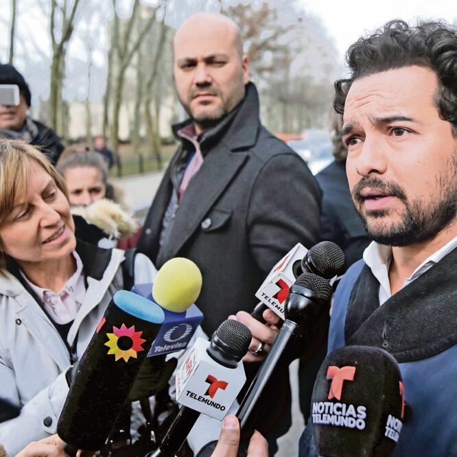 El actor Alejandro Edda habla con reporteros afuera de la corte federal de Brooklyn, Nueva York, donde se lleva a cabo el juicio contra El Chapo. SETH WENIG. AP