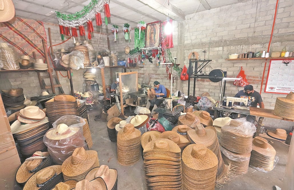 El taller Sombreros Guesa, de Miguel Martínez Amayo, se prepara con varios meses de anticipación para producir el famoso accesorio estilo Zapata, para la decoración de las fiestas de septiembre. Fotos: OMAR CONTRERAS. EL UNIVERSAL