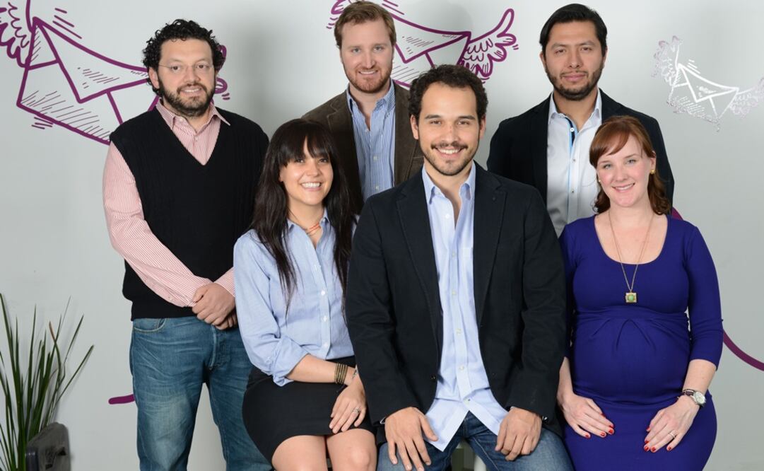 integrantes de la empresa Kichink (de izq. a dcha. de pie) Alfonso Lomelí, Paul Marquard, Ahmed Bautista, (de izq. a dcha. sentados) Claudia de Heredia, Claudio del Conde y Jennifer Marquard. Foto: EFE/Kichink