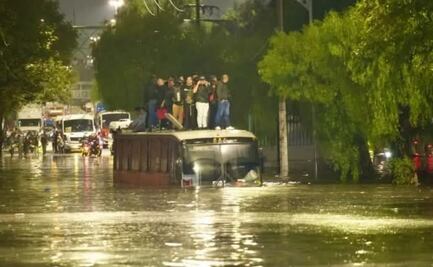 Lluvias ahogan CDMX; rescatan a 20 pasajeros atrapados en camión y autos desaparecen bajo el agua