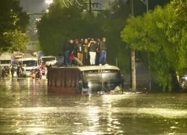 Lluvias ahogan CDMX; rescatan a 20 pasajeros atrapados en camión y autos desaparecen bajo el agua