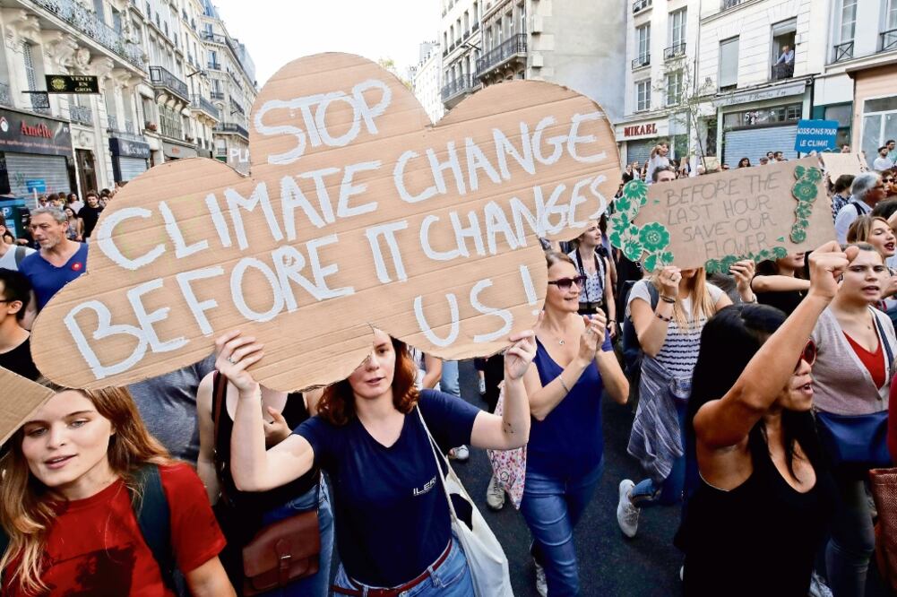 En octubre, cientos de manifestantes tomaron las calles de París, la capital francesa, para urgir a los políticos a tomar medidas en contra del calentamiento del planeta. (ARCHIVO. REUTERS)