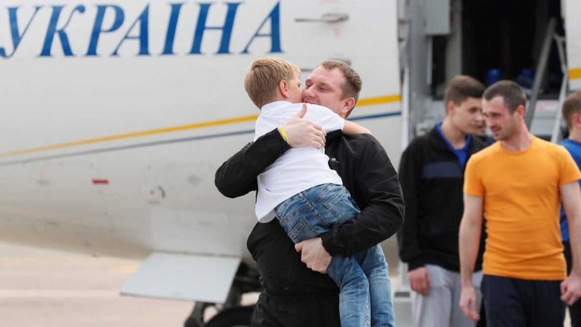 Los exprisioneros ucranianos vivieron un emotivo reencuentro con sus familiares en un aeropuerto en Kiev. Foto: Reuters 