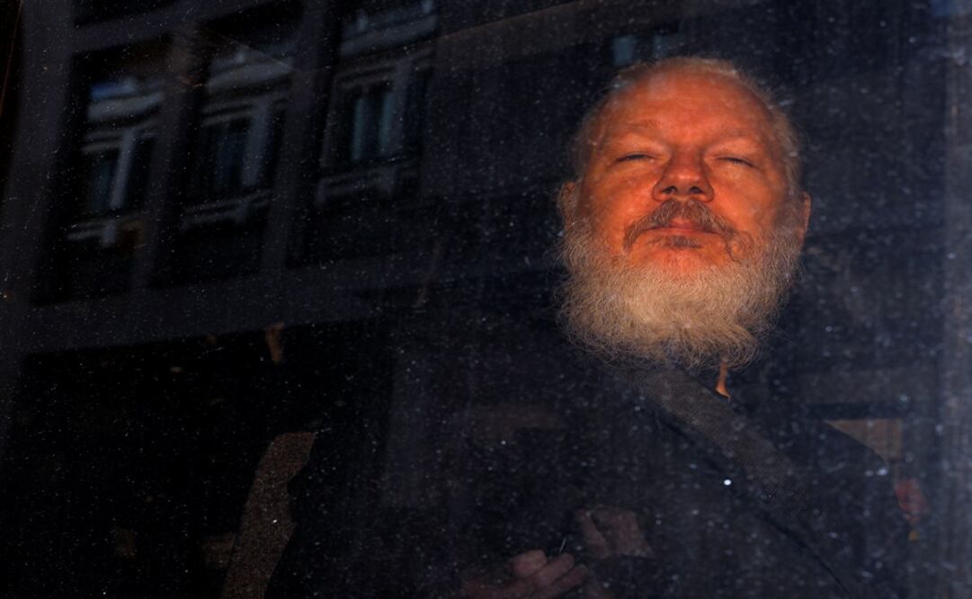 El fundador de WikiLeaks, Julian Assange, es visto cuando sale de una estación de policía en Londres - Foto:Peter Nicholls/REUTERS