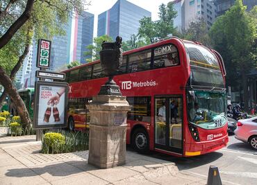 ¡Otra vez el Metrobús! Unidad de Línea 7 choca con camioneta de carga a la altura de  estación La Diana y deja 4 lesionados