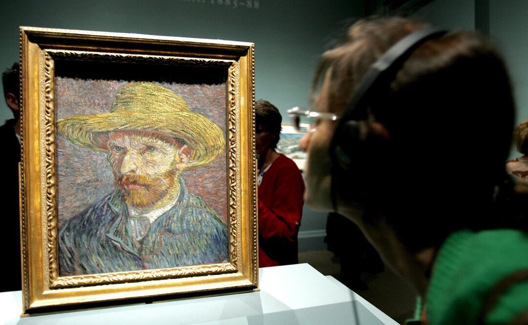 Una mujer observa el autorretrato del pintor Vincent Van Gogh en la retrospectiva que expuso el MoMA de Nueva York en 2015. Foto: EFE/Peter Foley, archivo