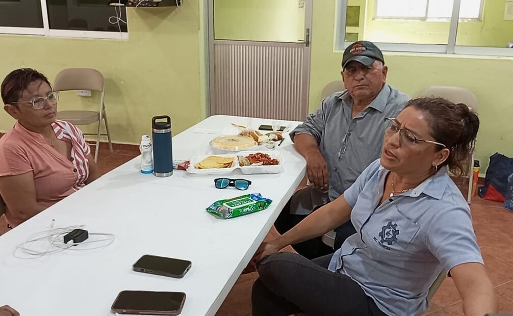 Profesores de la SNTE insisten en que la reunión que buscan con su representante sindical es necesaria para que éste haga suyas las peticiones de mejor salario y prestaciones. Foto: especial