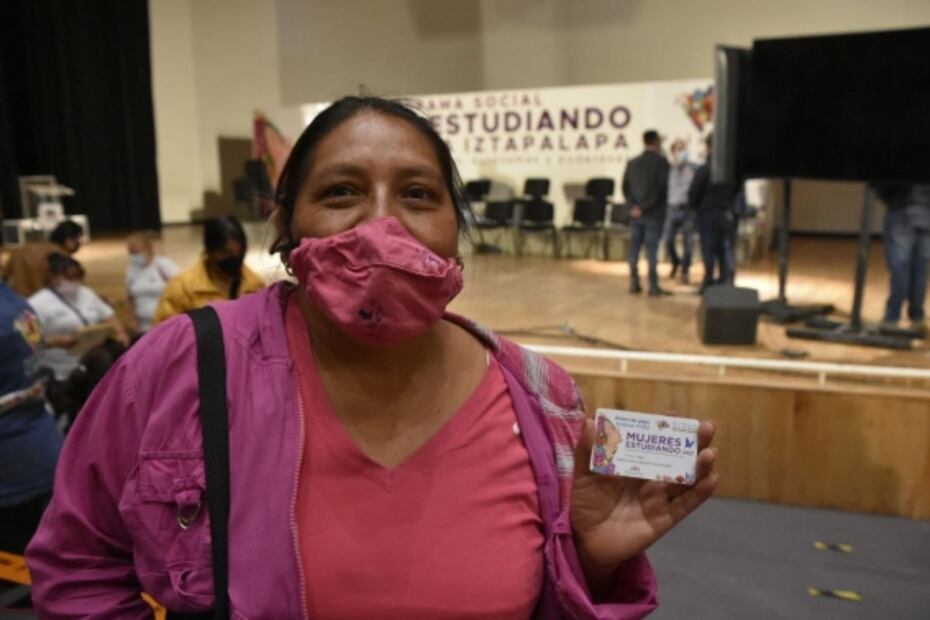 Iztapalapa entrega apoyos a mujeres que concluyeron estudios