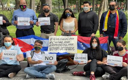 Jóvenes en México protestan contra los presidentes de Cuba y Venezuela