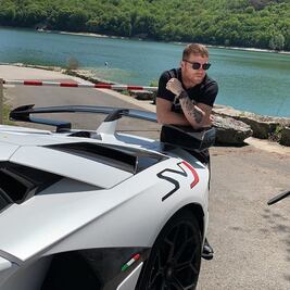 Canelo presume Lamborghini previo a GP de Mónaco