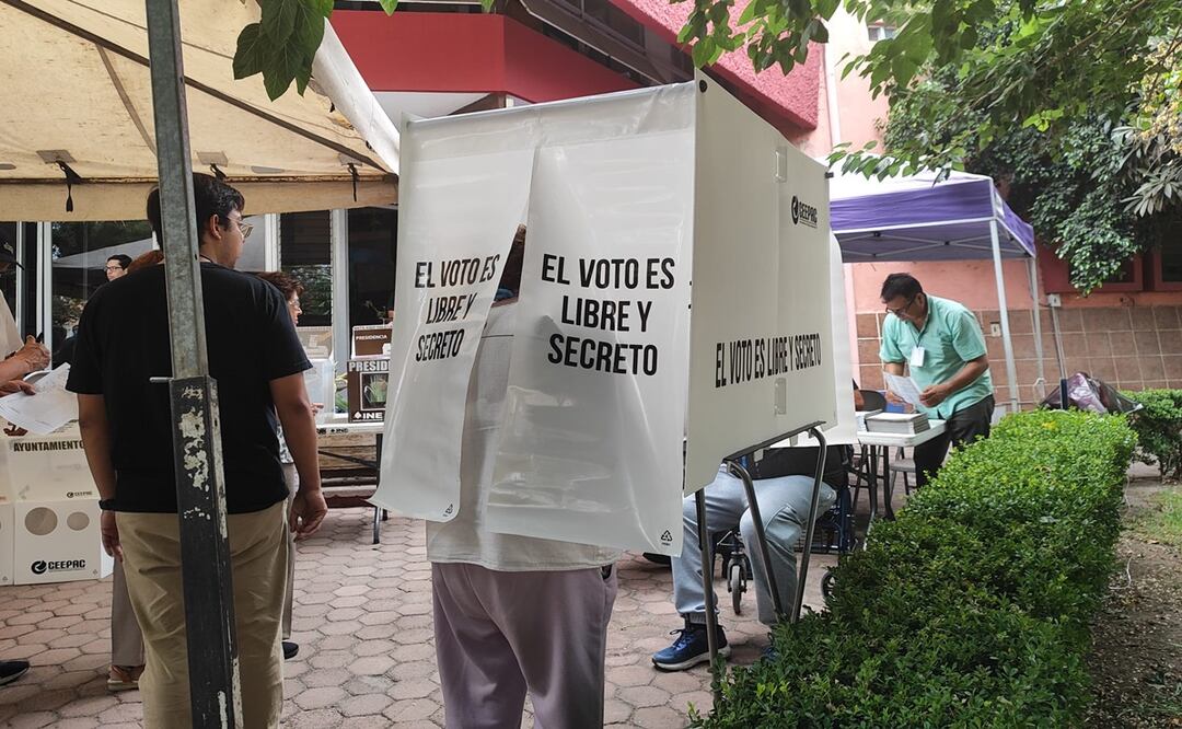 Retrasos y ausencia de funcionarios en casillas de La Paz y Los Cabos  en BCS, molestan a votantes desde temprano. Foto: Gladys Navarro