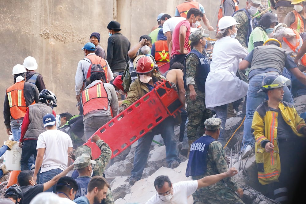 Elementos de Marina, Bomberos y civiles trabajaron en las labores de rescate en un inmueble de Gabriel Mancera y Escocia (BERENICE FREGOSO. EL UNIVERSAL)