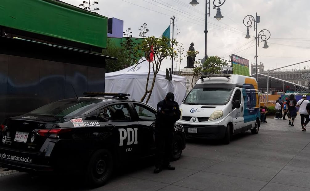 Dos coches de la Fiscalía General de Justicia capitalina fueron estacionados cerca de la Catedral Metropolitana. Foto: Hugo Salvador / EL UNIVERSAL
