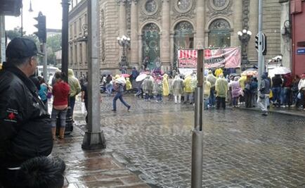Protestan afuera de Asamblea previo a comparecencia de Salgado