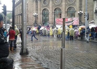 Protestan afuera de Asamblea previo a comparecencia de Salgado