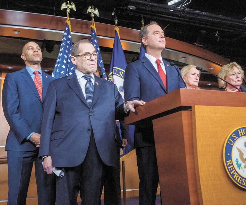 Adam Schiff (tercero de izquierda a derecha), demócrata que lidera el equipo de la Cámara Baja que oficia de fiscalía en el juicio a Donald Trump. Foto: AMANDA VOISARD. REUTERS