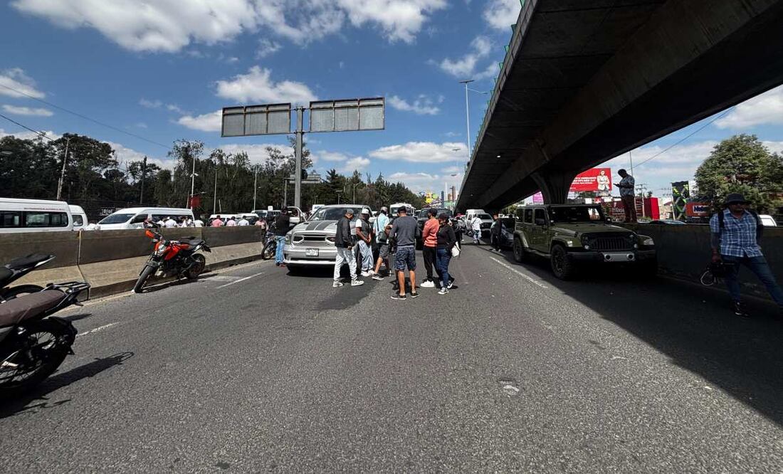 Comerciantes y transportistas se concentran en diferentes puntos de Periférico
Foto: Gisela González Granados