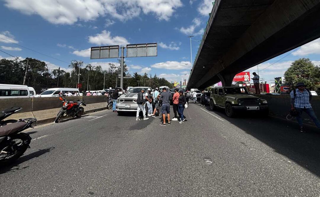 Comerciantes y transportistas se concentran en diferentes puntos de Periférico
Foto: Gisela González Granados