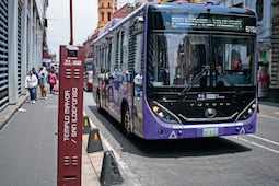 Centrobús enfrenta problemas en CDMX: Retrasos, ambulantes y usuarios que prefieren el Metrobús