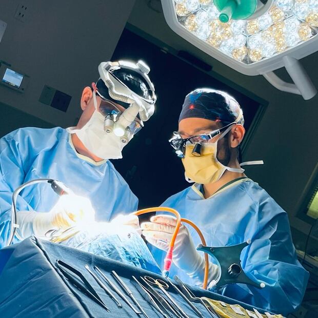 Cirugía tumor cerebral. Foto: Instagram @ricardokomotar