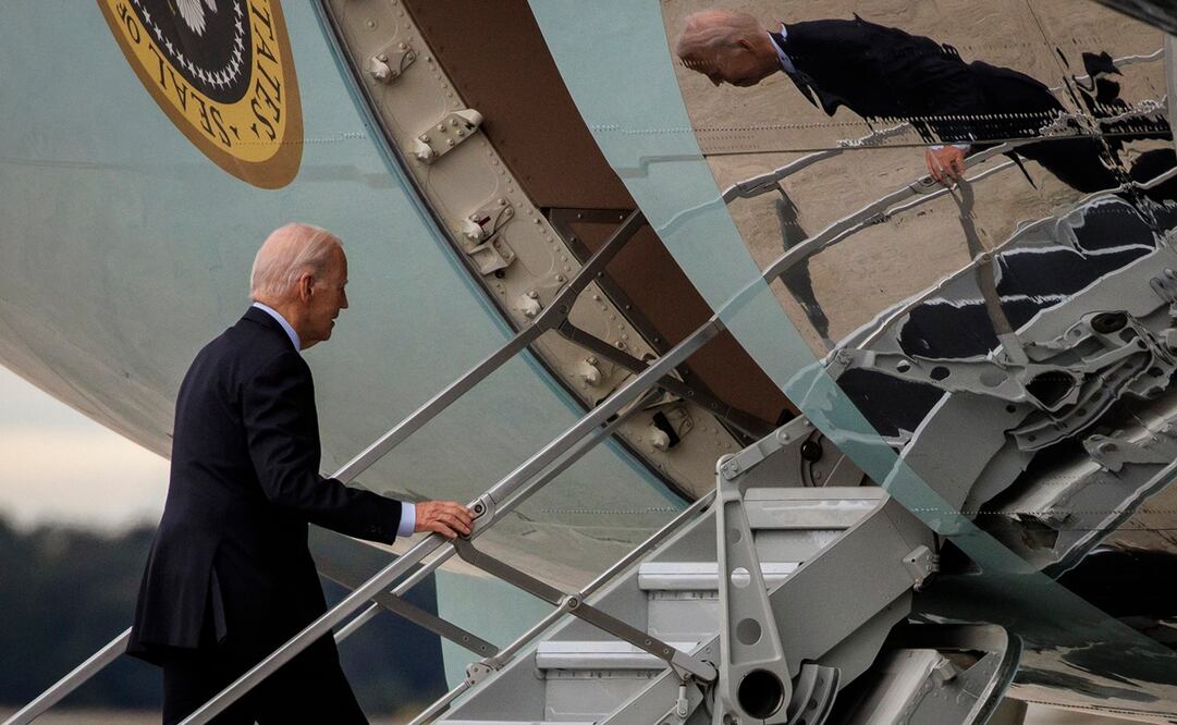 El presidente estadounidense Joe Biden aborda el Air Force One en la base conjunta Andrews, en Maryland. Foto: EFE