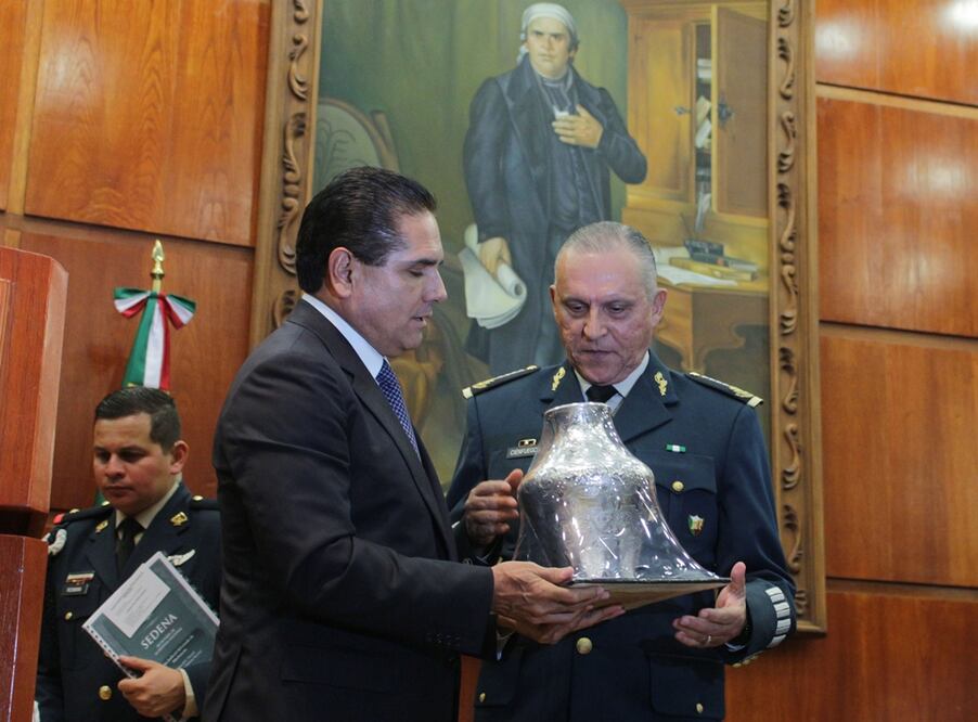 Cienfugos Zepeda recibió un reconocimiento del Poder Judicial, a nombre del Ejército Mexicano. Foto: Cuartoscuro.com