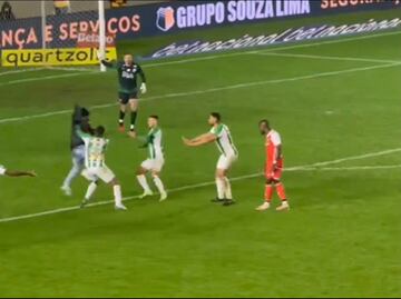 VIDEO: Aficionado invadió el campo de juego e intentó golpear a Enner Valencia tras fallar un penalti