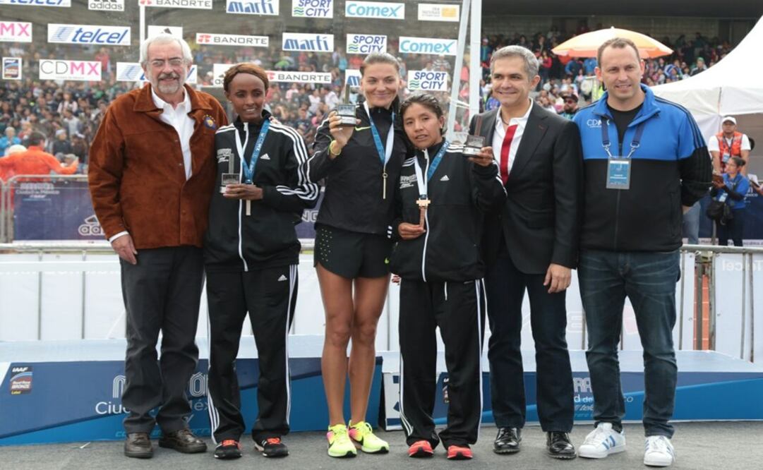 La corredora lituana Diana Lobacevske (centro) concluyó en primer sitio la 34 edición del Maratón de la Ciudad de México; marcó un tiempo de 2:40.32 horas. En segundo lugar quedó la campeona de 2015 Amare Shewarge y en tercer sitio la peruana Karina Villazana. Foto: Berenice Fregoso/ EL UNIVERSAL