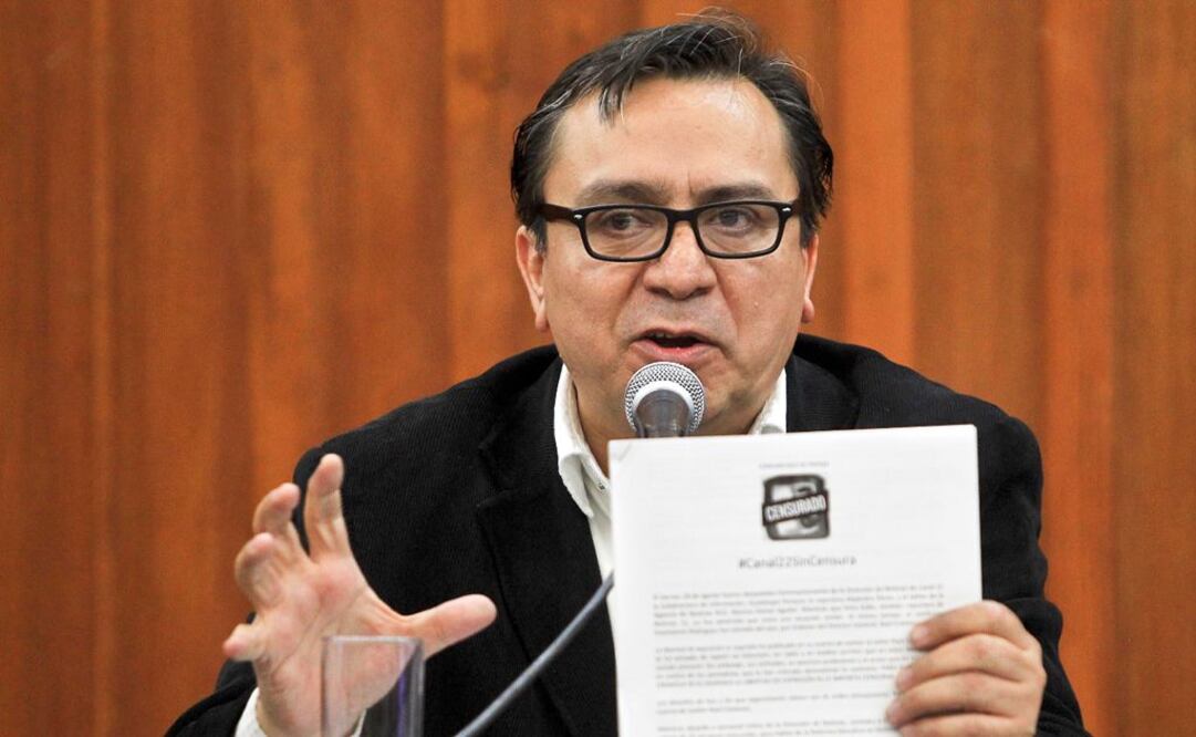 Juan Jacinto Silva, ex director del área de Noticias de Canal 22, durante la conferencia de prensa. (FOTO: Ramón Romero / EL UNIVERSAL)