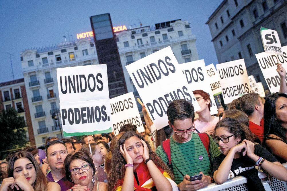 Simpatizantes de Unidos Podemos, tras conocer los primeros resultados de los comicios generales españoles, en Madrid (LUCA PIERGIOVANNI. EFE)