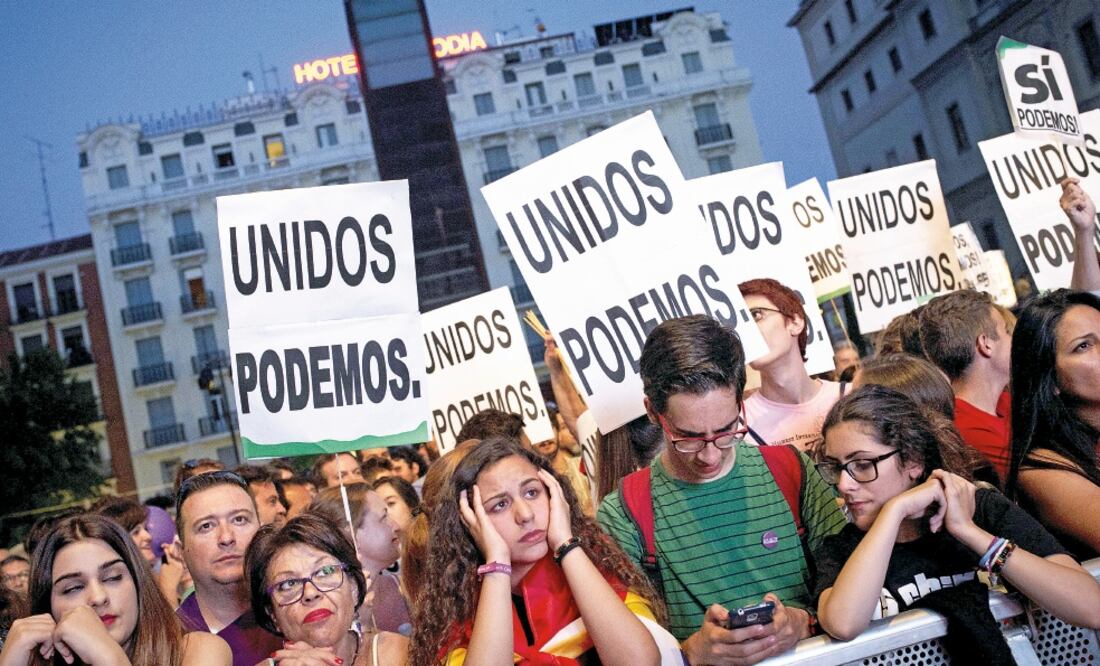 Simpatizantes de Unidos Podemos, tras conocer los primeros resultados de los comicios generales españoles, en Madrid (LUCA PIERGIOVANNI. EFE)