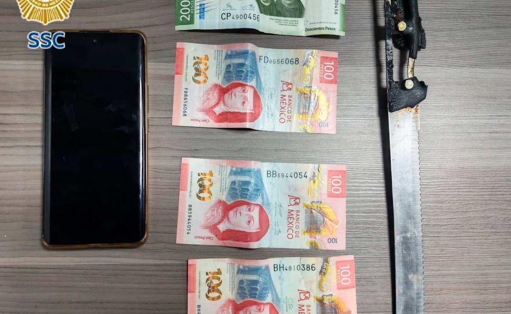Durante la inspección, los oficiales le aseguraron un cuchillo, un teléfono celular y dinero en efectivo. | Foto: Especial.