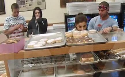 Ariana Grande, en polémica por lamer donas y "odiar" a EU