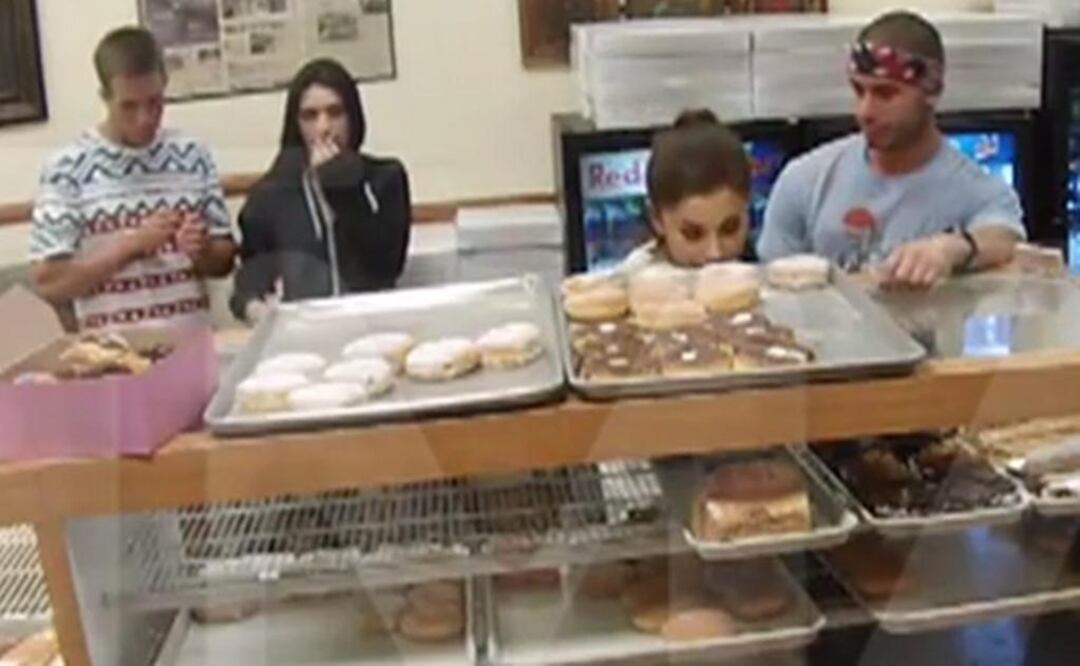 Ariana Grande, en polémica por lamer donas y "odiar" a EU